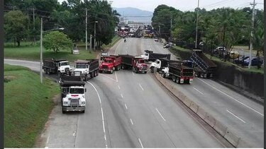 Camioneros bloquean vía en Tocumen
