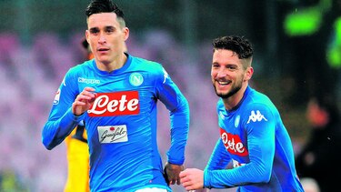 Napoli sigue al frente en Italia