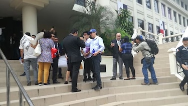 Precandidatos independientes protestan frente a la Corte Suprema