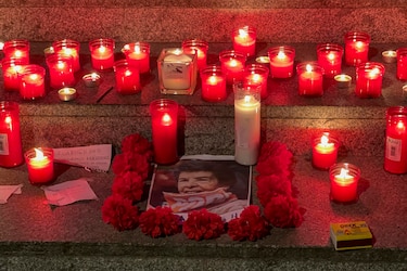 España: La Puerta del Sol llora a Maricarmen tras su muerte