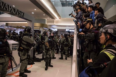 Al menos 15 detenidos tras nuevos enfrentamientos en Hong Kong