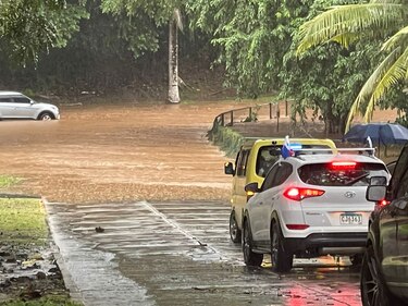 Fuerte aguacero inunda varias calles de la ciudad