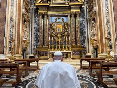 El papa Francisco retoma sus salidas con visita a basílica romana tras 38 días de convalecencia