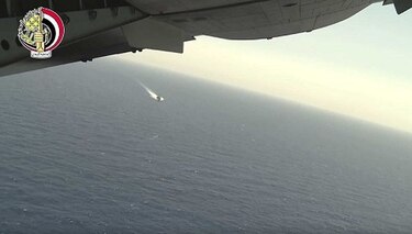 Egipto reporta que hallan asientos y maletas en búsqueda de avión de EgyptAir