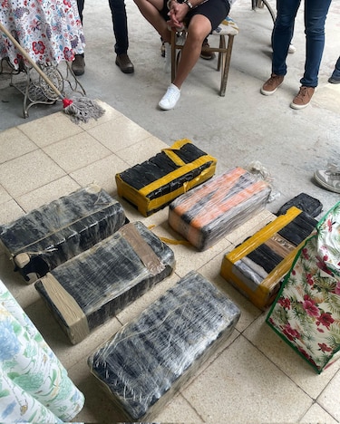 Aprehenden a un hombre con 62 paquetes de presuntas sustancias ilícitas en Campo Lindbergh
