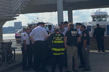 Dos muertos y tres heridos graves al volcar un barco en un río de Nueva York