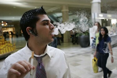 Prohíben cigarrillos electrónicos en equipaje de avión