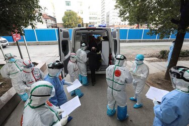 China anuncia otros 31 muertos por coronavirus, el total supera los 3,000