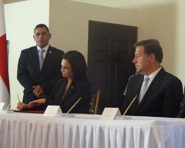 Ejecutivo firma decreto que reglamenta el Servicio Exterior y la carrera consular