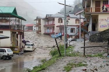 Cuatro muertos y 100 desaparecidos tras repentina riada en el Himalaya indio