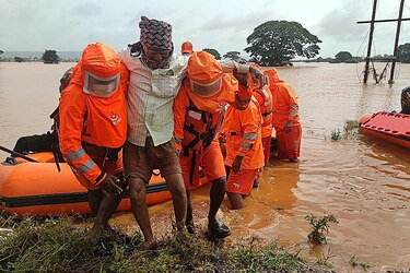 Casi 160 muertos y decenas de desaparecidos por lluvias monzónicas en India