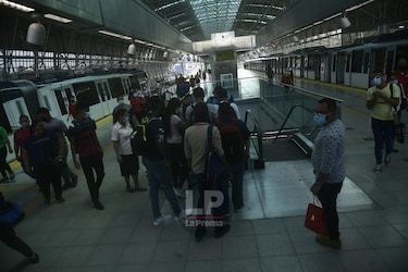 Exhortan al uso de las pantallas faciales en el transporte público 