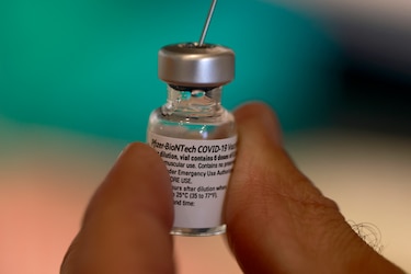‘Todavía no’ es necesario adaptar la vacuna Pfizer a las variantes del virus
