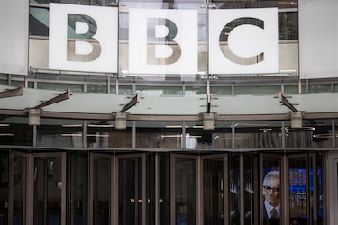 Gobierno británico dice que le corresponde a la ‘BBC’ resolver la crisis con el presentador Gary Lineker
