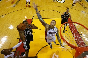 Spurs toma ventaja de 3-1 en final de la NBA
