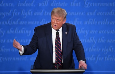 Trump y Biden intercambian insultos, en su primera cara a cara en un escenario
