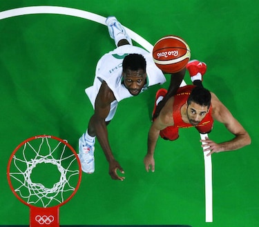 España sufre pero logra su primer triunfo en básquetbol