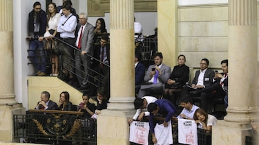 Senado de Colombia aprueba acuerdo de paz con la guerrilla FARC