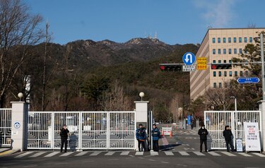 Los investigadores ingresan a la residencia del presidente Yoon para ejecutar la orden de detención