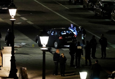 Policías de París matan a dos personas en vehículo que intentó embestirlos