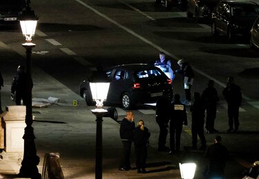 Policías de París matan a dos personas en vehículo que intentó embestirlos