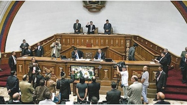 Congreso de Venezuela sesiona entre presiones judiciales