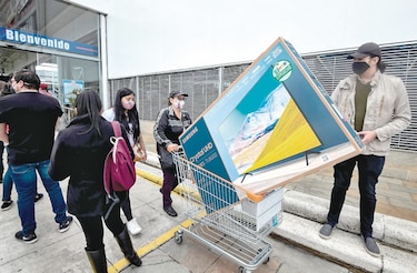 Colombianos desafían al  Covid-19 y salen de compras  