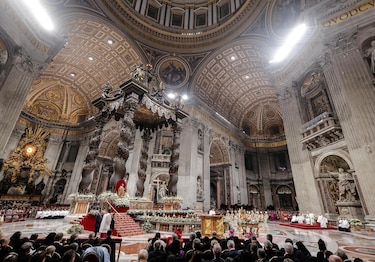 El papa Francisco celebra la misa del gallo con el ‘corazón’ en Belén, donde rugen las armas