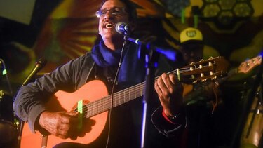 'Cantante de las FARC' brinda concierto en un bar de Bogotá