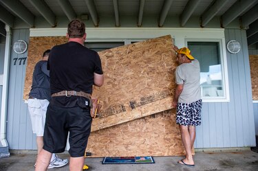 Henri se degrada a tormenta tropical al acercase a la costa de Estados Unidos