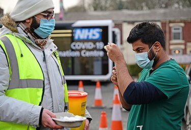 Anuncian el fin de las principales restricciones anticovid en Inglaterra; entre ellas el uso obligatorio de mascarilla