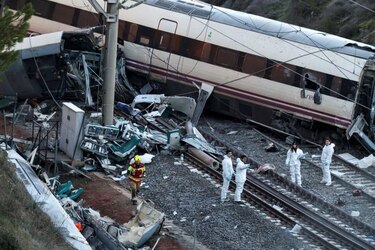 Mueren al menos 39 personas al chocar dos trenes de alta velocidad en el sur de España