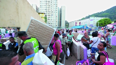 Tildan de proselitismo regalos del gabinete