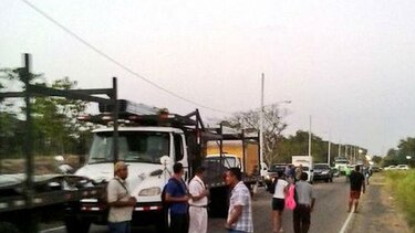 Cierre en la carretera Panamericana; policías en el lugar