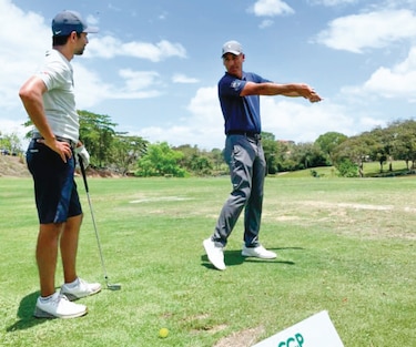 Instructor argentino Hernán Rey trabaja con los golfistas del futuro en Panamá