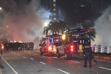 Protestas en rechazo al contrato minero: van 215 aprehendidos, 25 policías heridos y 30 comercios vandalizados 
