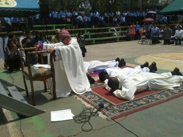 Iglesia católica ordena a tres sacerdotes para Daríén