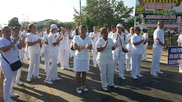 Técnicos de enfermería de Azuero protestan; el paro continúa