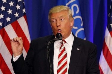 Trump renueva otra vez su equipo de campaña en medio de ascenso de Clinton