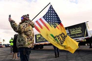 Camioneros se reúnen para iniciar una caravana contra las medidas por la Covid-19 en Estados Unidos