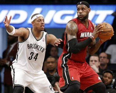 LeBron James iguala marca personal; Heat a un paso de la final del Este