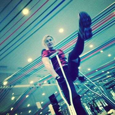 Madonna entrena con muletas en el gimnasio