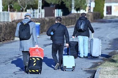 Cien mil ucranianos huyen de sus hogares y miles cruzan la frontera tras invasión rusa
