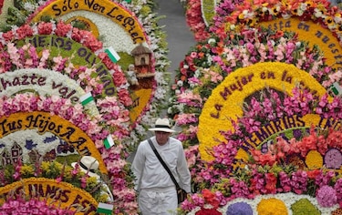 Tradicional desfile de 'silleteros' cierra Feria de Flores de Medellín