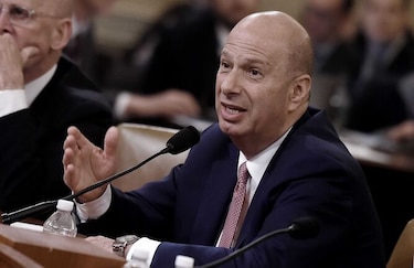 Embajador de Estados Unidos en la UE implica a Trump en explosiva audiencia