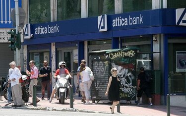 Bancos griegos permanecerán cerrados por lo menos hasta el viernes