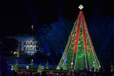Trump enciende las luces del Árbol Nacional de Navidad
