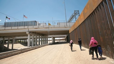 Juez bloquea plan de Trump de construir muro