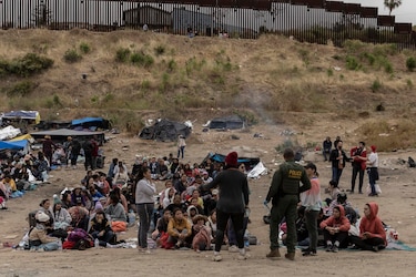 Las detenciones de migrantes en la frontera sur de Estados Unidos caen un 25% respecto al año pasado