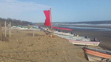 Bandera roja por oleajes y ráfagas de viento